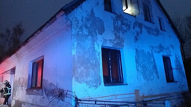 Při likvidaci požáru rodinného domu v Rychnově u Jablonce nad Nisou hasiči zachránili jednoho člověka a čtyři zvířata. (2. prosince 2025)