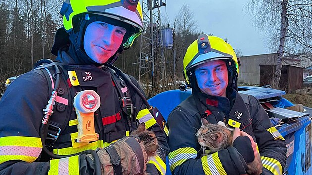 Při likvidaci požáru rodinného domu v Rychnově u Jablonce nad Nisou hasiči zachránili jednoho člověka a čtyři zvířata. (2. prosince 2025)