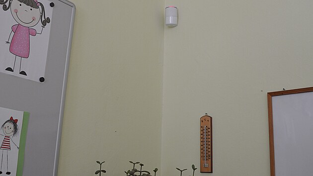 Do bezpečnosti ale investují i samotná města. Nový systém zabezpečení má třeba novoborská Základní škola U Lesa.