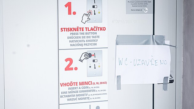 Pokud potřebuje návštěvník Liberce použít veřejné toalety, má v současné době na mnoha místech smůlu.