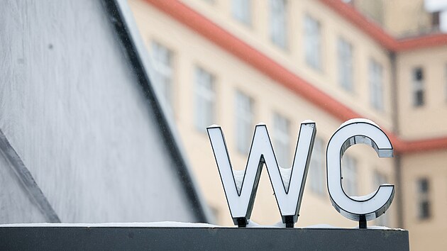 Pokud potřebuje návštěvník Liberce použít veřejné toalety, má v současné době na mnoha místech smůlu.
