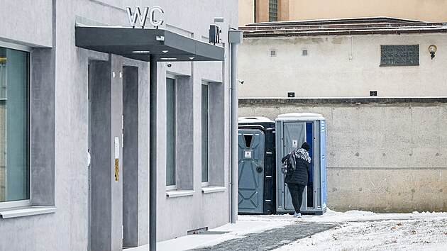 V Liberci jsou v současnosti mimo provoz veřejné toalety v budově Uranu, které slouží hlavně přiléhajícímu autobusovému nádraží.