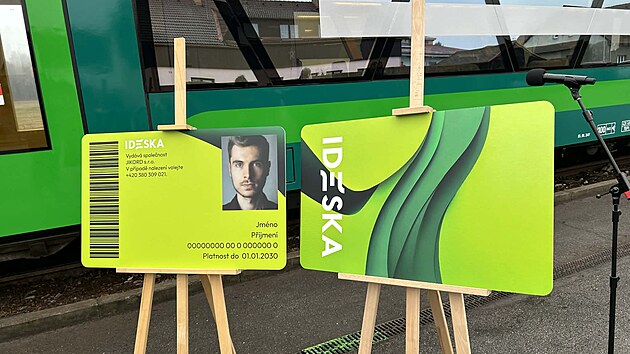 V Jihočesk&eacute;m kraji začne Integrovan&yacute; dopravn&iacute; syst&eacute;m fungovat od dubna roku 2026. Projekt nese n&aacute;zev IDESKA. Nov&aacute; vizu&aacute;ln&iacute; identita pracuje se dvěma odst&iacute;ny zelen&eacute;, kter&eacute; zapadaj&iacute; do preferovan&yacute;ch barev kraje. (prosinec 2025)