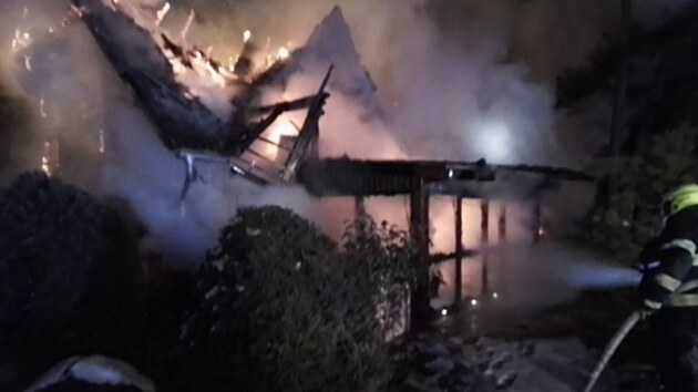 Oheň v noci zničil chatu v rekreační oblasti u rybníka Pyšelák poblíž Budišova na Třebíčsku. Škodu hasiči odhadli na šest milionů korun.