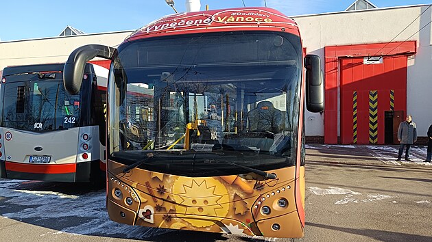 Dopravní podnik města Jihlavy ve spolupráci s Bránou Jihlavy už třetí rok po sobě přichystal speciální vánoční trolejbus. Ten bude ode dneška až do Tří králů nasazen na běžné linky MHD v krajské městě. Kdo chce mít jistotu, na které lince trolejbus právě projíždí, najde jeho přesnou polohu v online mapě MHD, kde se bude zobrazovat jako zlatá hvězdička.