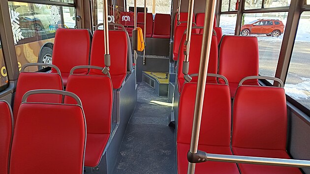 Jeden ze dvou zbrusu nových autobusů SOR NSG 12, které Dopravní podnik města Jihlavy (DPMJ) v pátek zařadil na své linky. V příštím roce získá další tři.