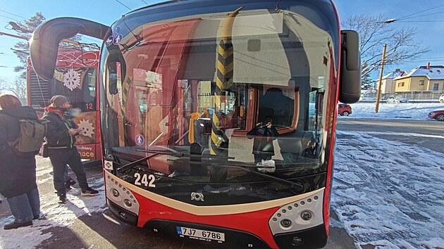 Jeden ze dvou zbrusu nových autobusů SOR NSG 12, které Dopravní podnik města Jihlavy (DPMJ) v pátek zařadil na své linky. V příštím roce získá další tři.