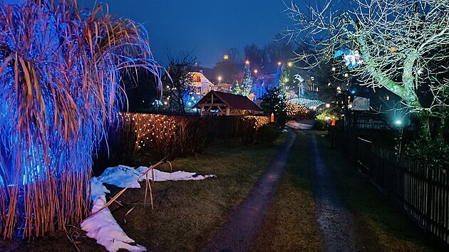 Kladruby zdejší obyvatelé zdobí v době adventu pravidelně už několik let. Nejrůznějších světýlek, ozdob, dekorací a aranžmá tu je více než sto tisíc. (5. prosince 2025)