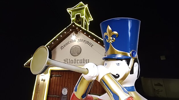 Jedním z lákadel je hasičská zbrojnice a zvonička v jednom. (5. prosince 2025)