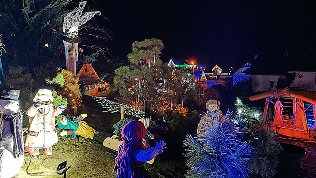 Tradičně nejvíce září samotné centrum Kladrub. Vytvořeno je tu i aranžmá vytvořené z ladovských postaviček. (5. prosince 2025)