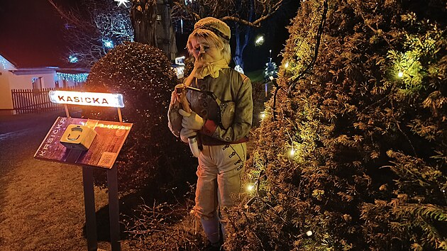 Návštěvníci Kladrub mohou přispět dobrovolnou částkou do kasičky, kterou hlídá tento pocestný, je tu uveden i QR kód. Veškeré vybrané peníze jdou skrze městys Libice nad Doubravou zpět do vánočního osvětlení Kladrub. (5. prosince 2025)