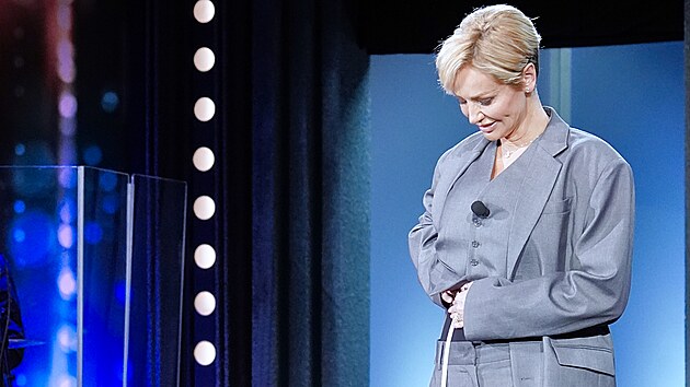 Jan Kraus zkontroloval, jestli má Adriana Sklenaříková nejdelší nohy v modelingu.