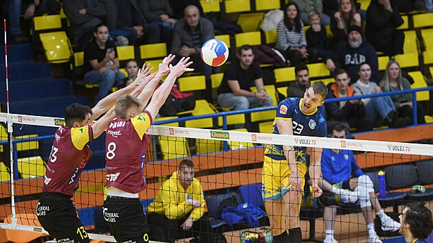 Matouš Lank smečuje, blokují Lukasz Wiese, Štěpán Svoboda.