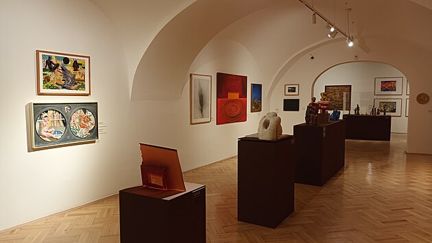 „Touto výstavou chceme veřejnosti ukázat, jak se naše sbírky rozvíjejí, představit nejcennější přírůstky a také poděkovat všem, kteří mají na této systematické a náročné práci zásluhu,“ říká ředitelka galerie Dana Veselská.