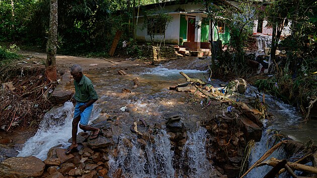 Záchranáři na indonéském ostrově Sumatra vytahují z trosek oběť záplav. (1. prosince 2025)