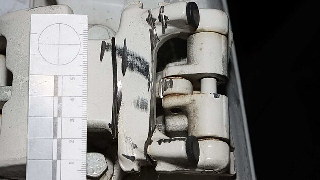 Recidivista se pokusil proniknout do nákladového prostoru auta nejprve sekerou, a když neuspěl, přinesl si aku brusku.