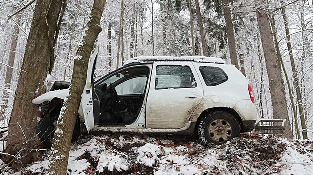 První ze dvou aut, která během necelých dvou týdnů ukradl recidivista na Jesenicku, poté s nimi jezdil navzdory zákazu řízení a nakonec je naboural.