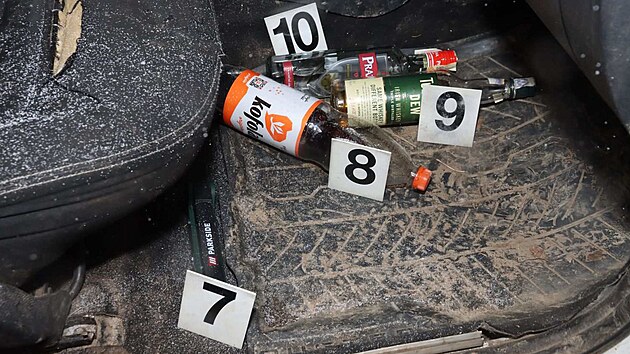 Recidivista si mimo jiné vyhlédl zaparkovaný citroen, do něhož násilím vnikl a ukradl z něj LED svítilnu a láhev whisky.