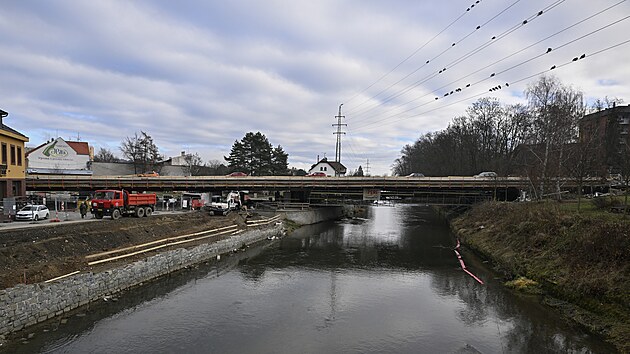 Opravený hlavní silniční most přes Rožnovskou Bečvu ve Valašském Meziříčí na Vsetínsku je po sedmi měsících opět průjezdný. Pro dopravu zcela uzavřený byl od začátku května. (2. prosinec 2025)
