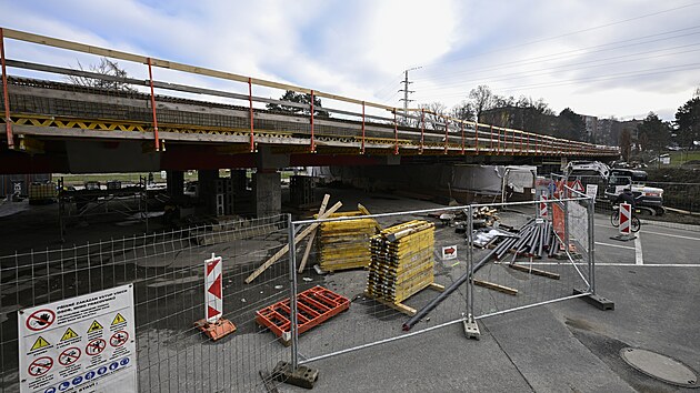 Opravený hlavní silniční most přes Rožnovskou Bečvu ve Valašském Meziříčí na Vsetínsku je po sedmi měsících opět průjezdný. Pro dopravu zcela uzavřený byl od začátku května. (2. prosinec 2025)