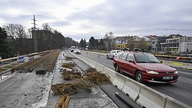 Opravený hlavní silniční most přes Rožnovskou Bečvu ve Valašském Meziříčí na Vsetínsku je po sedmi měsících opět průjezdný. Pro dopravu zcela uzavřený byl od začátku května. (2. prosinec 2025)
