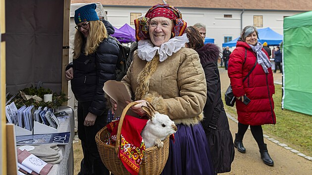 Muzeum v přírodě v Rymicích na Kroměřížsku hostilo vánoční jarmark. Lidé si mohli prohlédnout i svátečně vyzdobené lidové chaloupky, v nichž ožily staré zvyky a řemesla. (7. prosinec 2025)