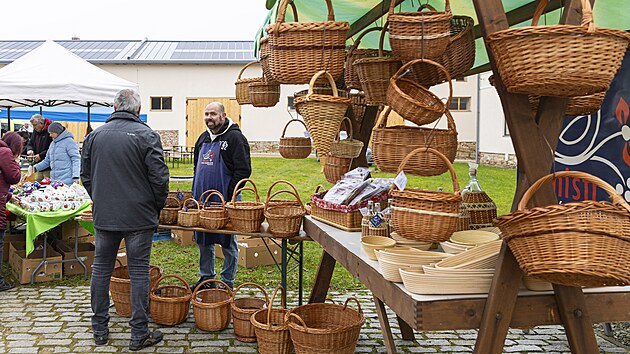 Muzeum v přírodě v Rymicích na Kroměřížsku hostilo vánoční jarmark. Lidé si mohli prohlédnout i svátečně vyzdobené lidové chaloupky, v nichž ožily staré zvyky a řemesla. (7. prosinec 2025)