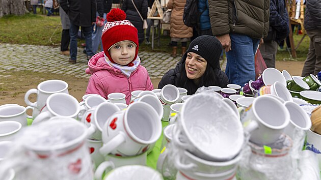 Muzeum v přírodě v Rymicích na Kroměřížsku hostilo vánoční jarmark. Lidé si mohli prohlédnout i svátečně vyzdobené lidové chaloupky, v nichž ožily staré zvyky a řemesla. (7. prosinec 2025)
