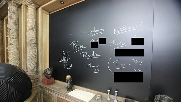 Demokratičtí kongresmani zveřejnili fotografie z Epsteinova soukromého ostrova. (3. prosince 2025)