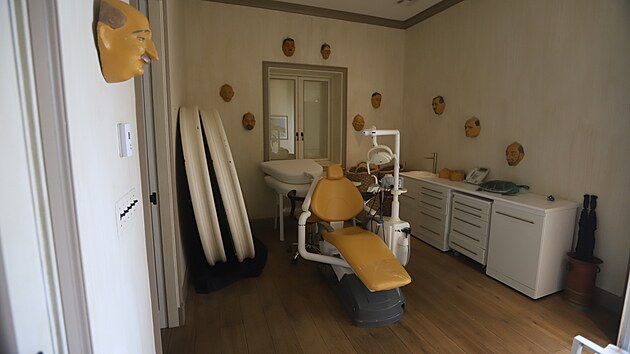 Demokratičtí kongresmani zveřejnili fotografie z Epsteinova soukromého ostrova. (3. prosince 2025)