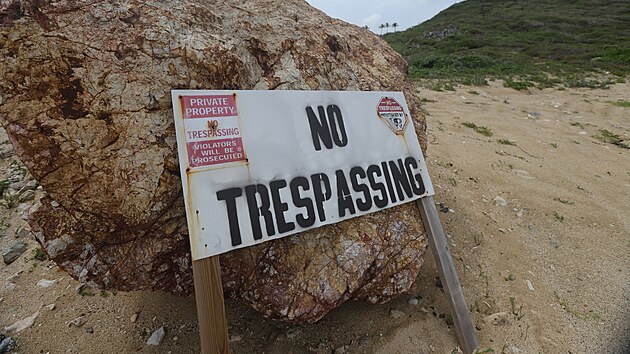 Demokratičtí kongresmani zveřejnili fotografie z Epsteinova soukromého ostrova. (3. prosince 2025)