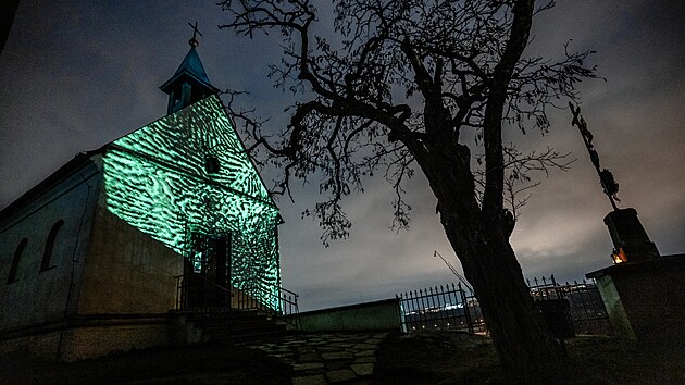 V botanické zahradě v Troji se rozsvítily skleněné květy. V zimní expozici Křišťálová zahrada od Jiřího Pačinka přibyly masožravky, liány i houby. (2. prosince 2025)