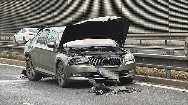 Nehoda tří osobních aut u Krče směrem na Černý most. (4. prosince 2025)