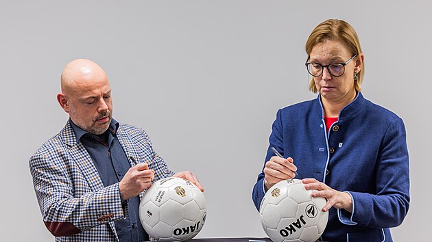 Spolumajitel hradeckého fotbalového klubu Radek Šenk a hradecká primátorka Pavlína Springerová (HDK) po podpisu smlouvy o prodeji většinového podílu ve fotbalovém klubu (5. prosince 2025)