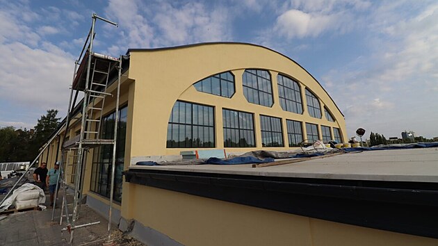 DEPO2015 má za sebou první etapu rekonstrukce. Objekt získal novou střechu a světlíky.