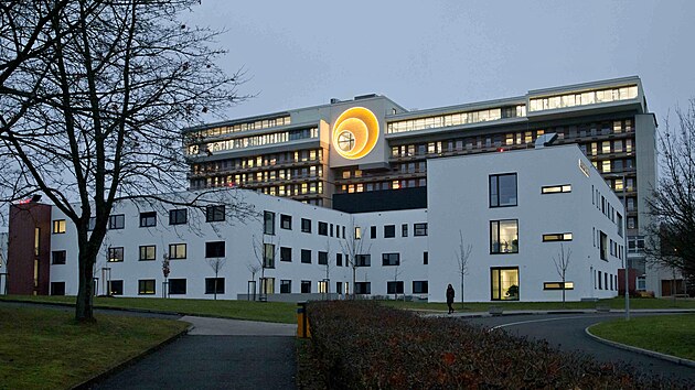 Ve Fakultní nemocnici Plzeň začíná sloužit hematoonkologům nástavba nad blokem původní budovy, takzvaný Obláček na Plzní. Autorkou projektu je architektka Eva Jiřičná, investorem Nadace pro transplantace kostní dřeně. (2. prosince 2025)