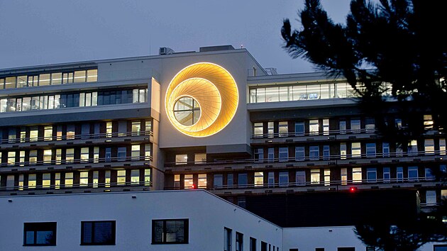 Ve Fakultní nemocnici Plzeň začíná sloužit hematoonkologům nástavba nad blokem původní budovy, takzvaný Obláček na Plzní. Autorkou projektu je architektka Eva Jiřičná, investorem Nadace pro transplantace kostní dřeně. (2. prosince 2025)