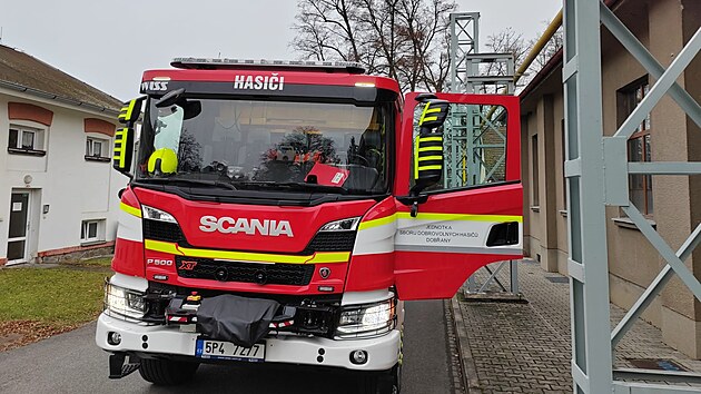 Hasiči ve středu ráno zasahovali v Psychiatrické nemocnici v Dobřanech, kde jeden z pacientů vylezl na kovovou konstrukci a odmítal z ní slézt. (3. prosince 2025)