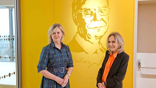 Autorkou unikátní stavby nazývané Obláček nad Plzní je architektka Eva Jiřičná. U obrazu zakladatele registru dárců kostní dřeně Vladimíra Kozy stojí manželka prezidenta Eva Pavlová. (3. prosince 2025)