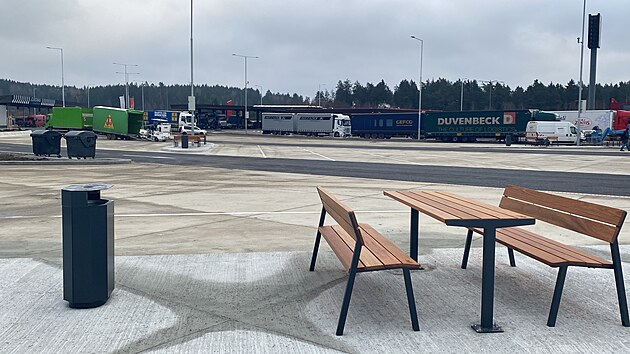 Součástí rozšířené rozvadovské odpočívky je i dětské hřiště, odpočinková zóna, zastřešená posezení nebo korporátní toalety. Mezi stáními zasadí ještě stromy. (2. prosince 2025)