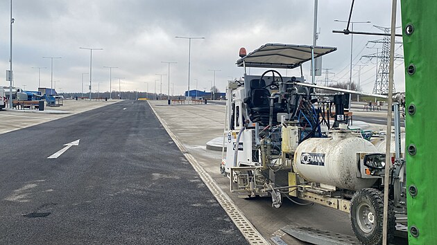 Po kompletní rekonstrukci odpočívky na pravé straně dálnice D5 se rozrůstá počet parkovacích stání pro nákladní automobily z původních 99 na 206. (2. prosince 2025)
