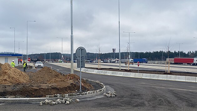 Po kompletní rekonstrukci odpočívky na pravé straně dálnice D5 se rozrůstá počet parkovacích stání pro nákladní automobily z původních 99 na 206. (2. prosince 2025)