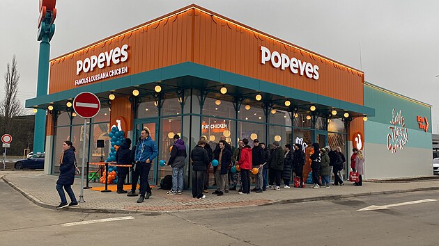 Všech 13 obchodů v novém nákupním centru Úslava, které vyrostlo na místě bývalého Skleněného pekla, přivítalo ve čtvrtek první zákazníky. (4. prosince 2025)