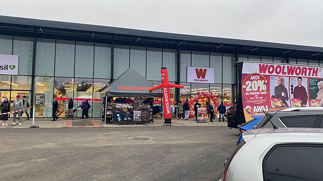 Všech 13 obchodů v novém nákupním centru Úslava, které vyrostlo na místě bývalého Skleněného pekla, přivítalo ve čtvrtek první zákazníky. (4. prosince 2025)