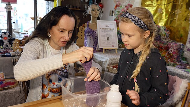 Hana Kertisová pořádá v Chebu již deset let oblíbenou Ježíškovu dílnu. (1. prosince 2025)