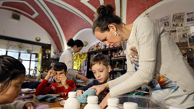 Hana Kertisová pořádá v Chebu již deset let oblíbenou Ježíškovu dílnu. (1. prosince 2025)