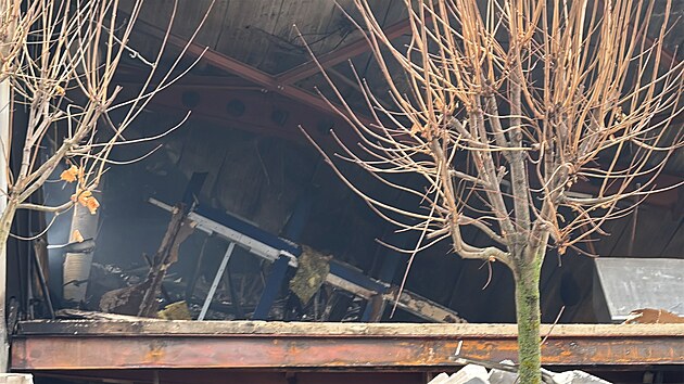 Shořel pneuservis ve Strašnicích, škoda je 200 milionů. V garážích byly i veterány. (6. prosince 2025)