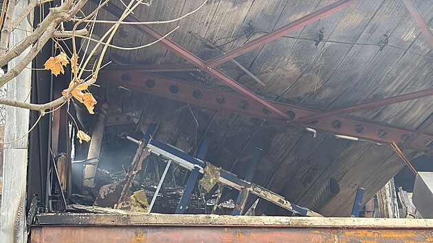 Shořel pneuservis ve Strašnicích, škoda je 200 milionů. V garážích byly i veterány. (6. prosince 2025)