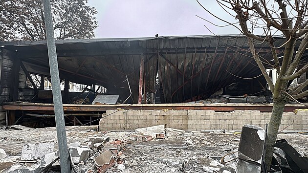 Shořel pneuservis ve Strašnicích, škoda je 200 milionů. V garážích byly i veterány. (6. prosince 2025)