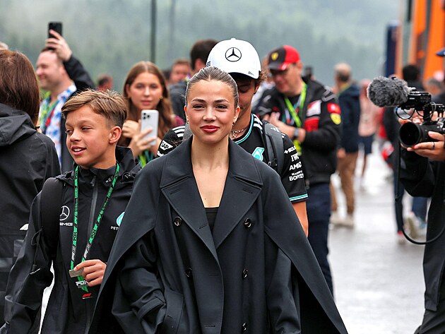 Společně na závodech. Bábíčková s Antonellim v závodním prostředí.